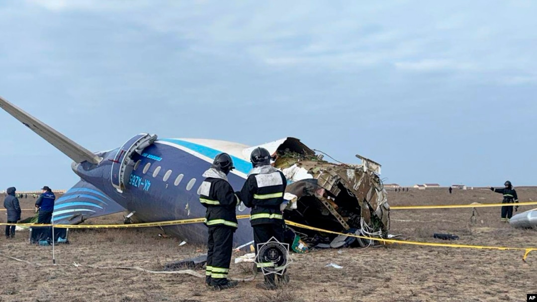 Рятувальники працюють над уламками Embraer 190 ї, що лежить на землі біля аеропорту Актау, Казахстан. Це фото оприлюднене прес-служби МНС Казахстану, 