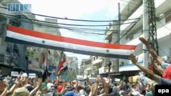 Video snimak pokazuje demonstranate koji mašu nacionalnim zastavama u Latakia, arhivska fotografija