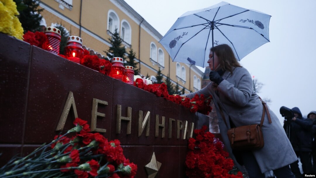 У Москві біля Кремля жінка покладає квіти під час панахиди за жертвами вибуху в метро Санкт-Петербурга, 3 квітня 2017 року 