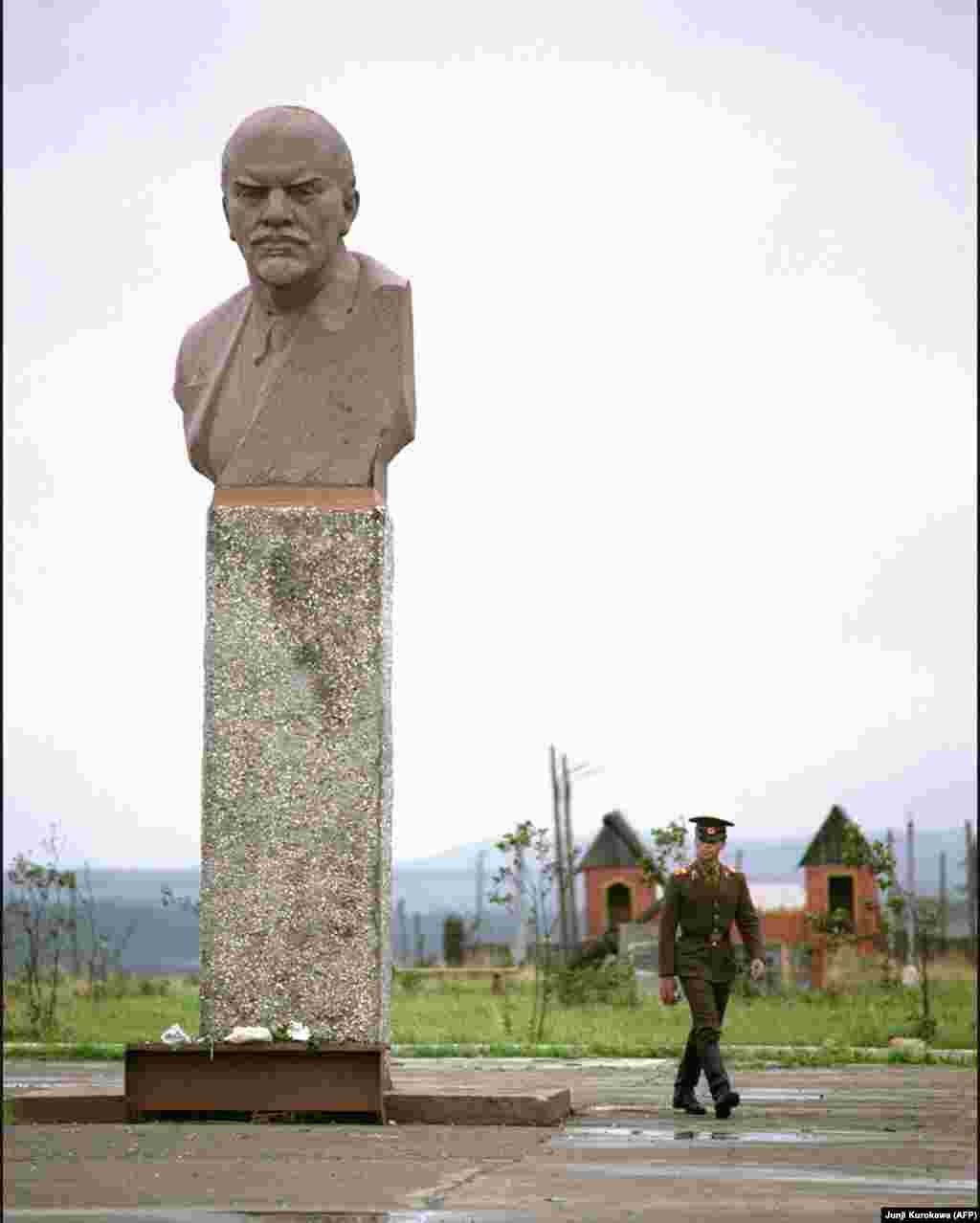 1989 год. Советский военнослужащий на острове Кунашир. Вскоре после распада Советского Союза возникла идея провести референдум по вопросу принадлежности Курильских островов. Но от нее отказались 