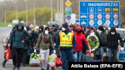 Polițist ungar care conduce oamenii care vor să treacă granița