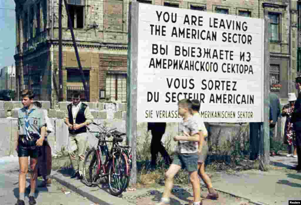 Građani Zapadnog Berlina hodaju ispred Berlinskog zida, juli 1963.