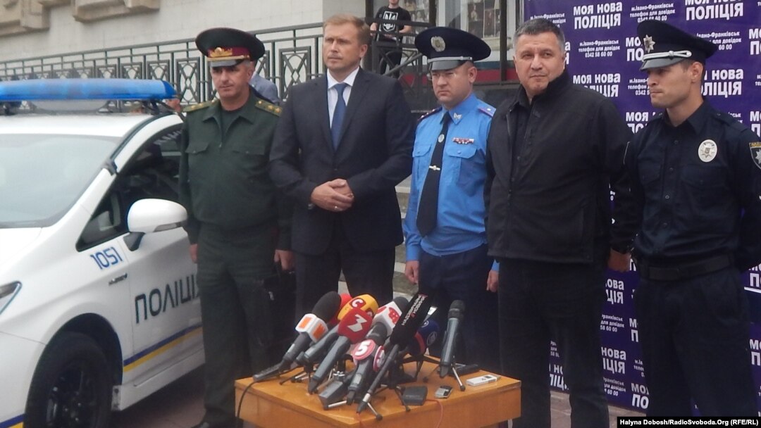 Арсен Аваков (другий справа) на презентації патрульної поліції в Івано-Франківську, 3 вересня 2015 року