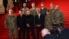 Боно, Едж та Шон Пенн разом із українськими військовослужбовцями на червоній доріжці 78-го Каннського кінофестивалю перед показом документального фільму «Боно: Історії капітуляції». Канни, Франція, 16 травня 2025 року