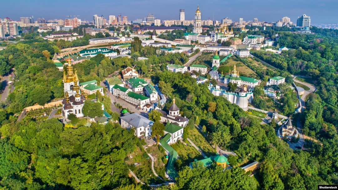 Єпископи Української православної церкви (Московського патріархату) ухвалили рішення призупинити співслужіння з ієрархами Константинопольського патріархату