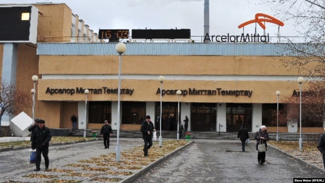 Рабочие завода "АрселорМиттал Темиртау" у проходной. 