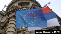 Zastave Srbije i EU, arhivska fotografija