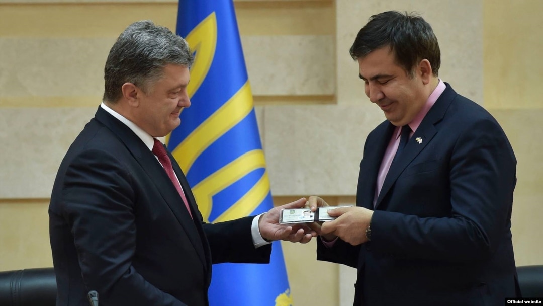 Президент України Петро Порошенко (ліворуч) і новий голова Одеської обласної державної адміністрації Міхеїл Саакашвілі