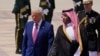 Трамп пристигна во Саудиска Арабија на своето прво големо меѓународно патување во вториот мандат