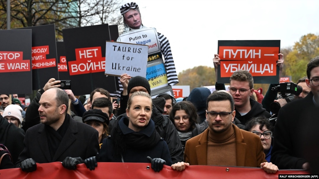 Руските опозиционни активисти Владимир Кара-Мурза, Юлия Навалная и Иля Яшин поведоха протест в Берлин срещу режима на руския президент Владимир Путин и войната в Украйна, 17 ноември 2024 г.